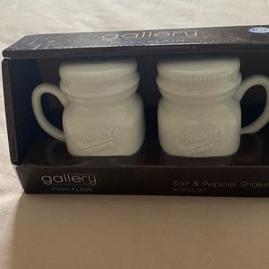 Tabletop Gallery S & P shaker set
